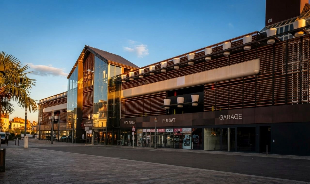 La Halle Brauhauban à Tarbes, entrée vitrée et façade de lattes de bois à l'heure dorée