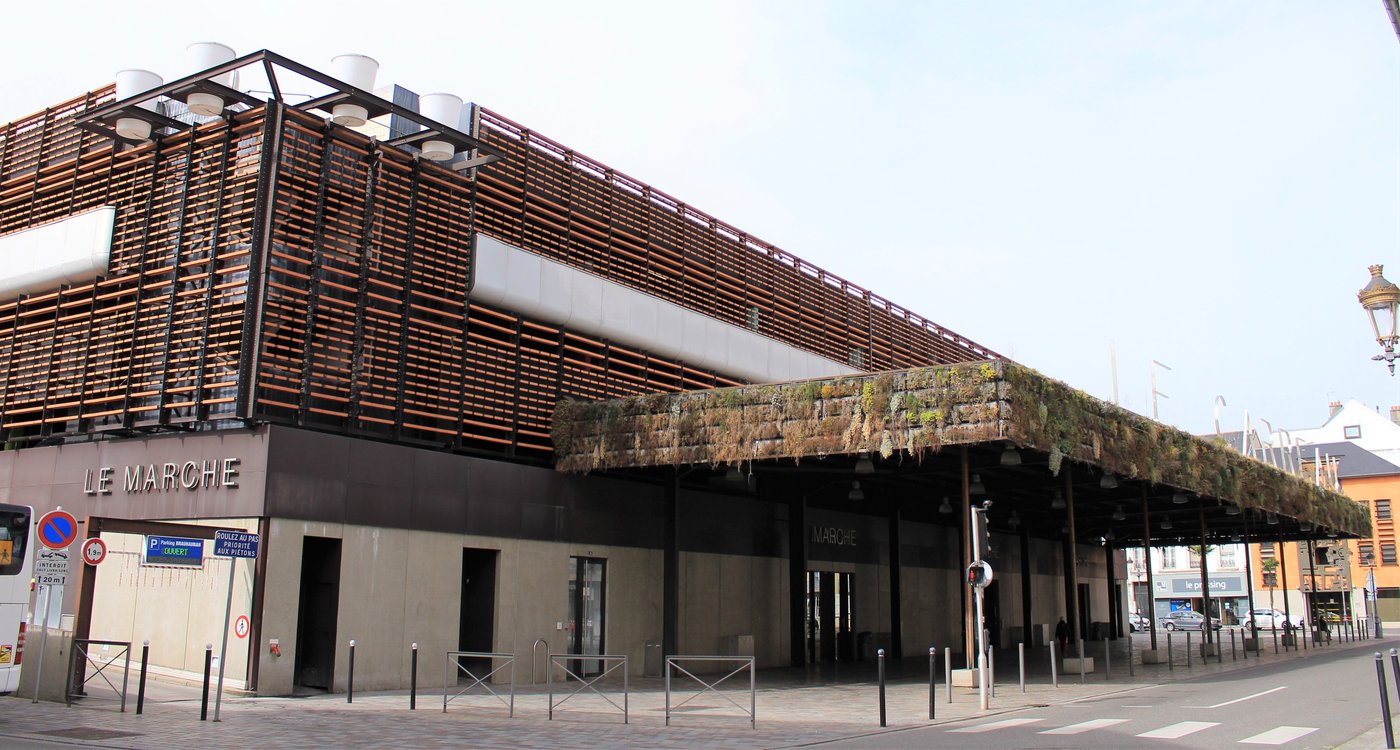 Le carreau sous l'auvent métallique